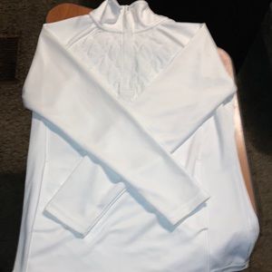 A comfortable white wind breaker, it has pockets and is a medium.